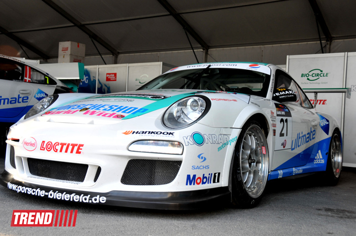 В Баку стартовал парад гоночных машин, участвующих в City Challenge (Фото)